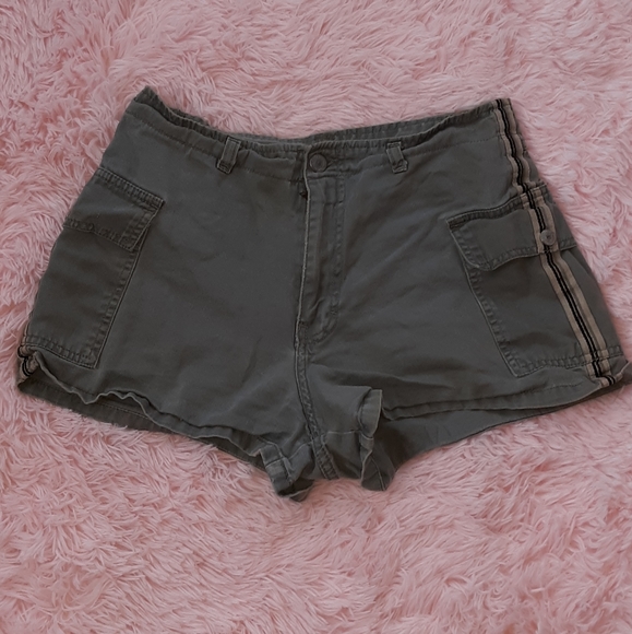 Included as freebie for loyal customer! 90s Jordache cargo mini shorts - Picture 9 of 9